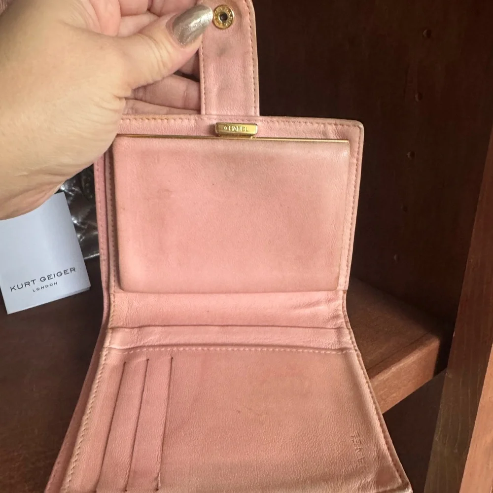 CHANEL Blush Pink Textured leather compact Wallet - Picture 3 of 5